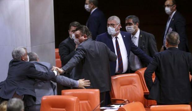 Meclis'te gergin anlar! Sosyal mesafe dinlemediler