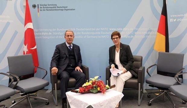 Bakan Akar, Alman mevkidaşı ile görüştü