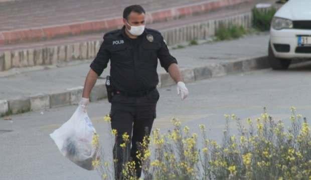 Polisler sokaklardaki çöpleri topladı