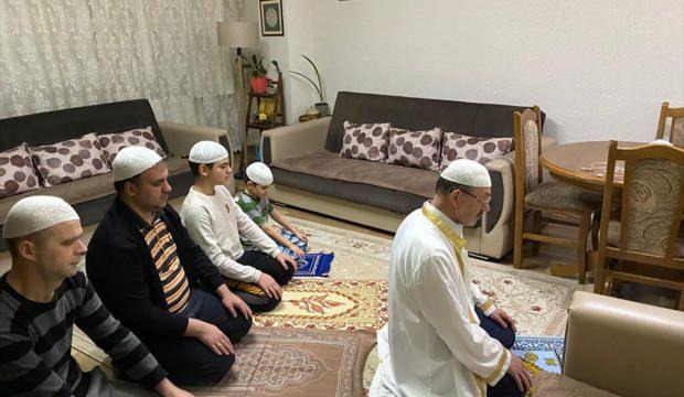 Kuzey Makedonya'da Kovid-19 nedeniyle teravih namazları evde kılınıyor