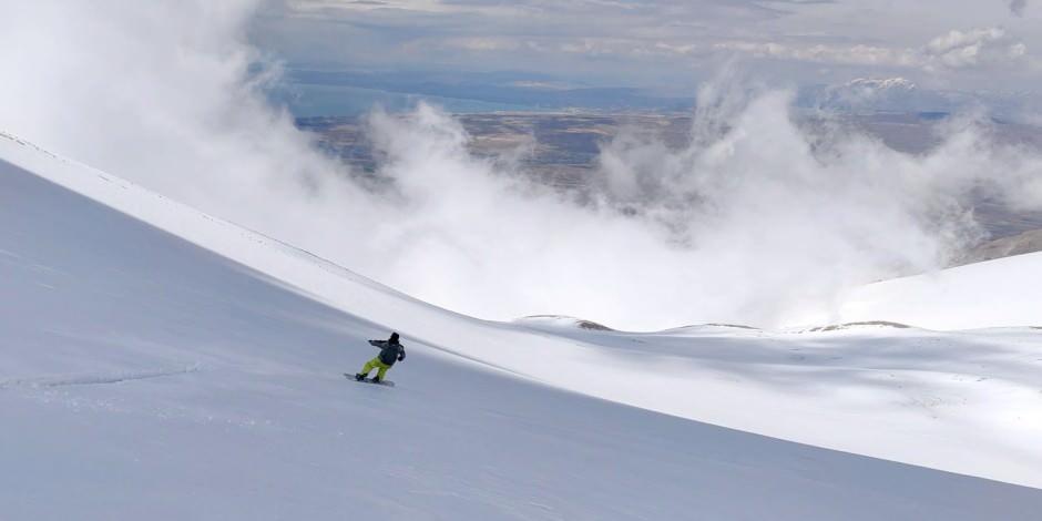 Artos Dağı'nda Van Gölü manzaralı snowboard