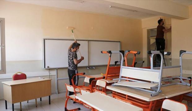 İzolasyon sürecinde kaldıkları okulun gönüllü tadilatını yapıyorlar
