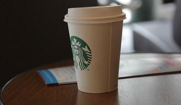 Starbucks’ın karı yarı yarıya azaldı