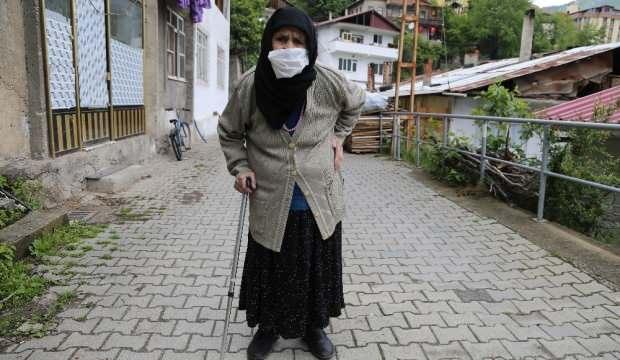 106 yaşındaki Vahide nine 50 gün sonra yürümenin keyfini çıkardı