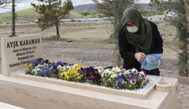 Anneler Günü'nde, sağlıkçı kızının mezarını ziyaret etti