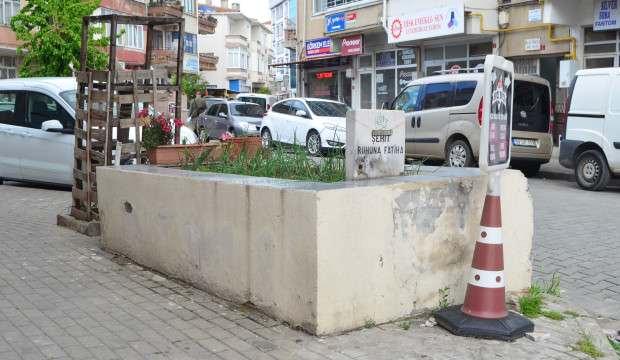 Apartmanların arasında, gizemli şehit mezarı!