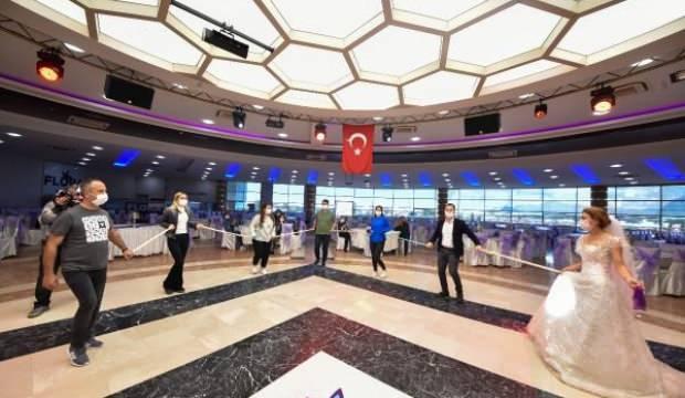 Düğünlerde sosyal mesafe çubuğuyla halay önerisi