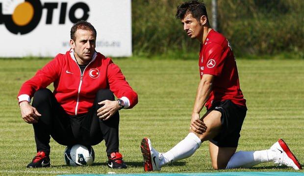 Emre Belözoğlu, Avcı için ikna etti!
