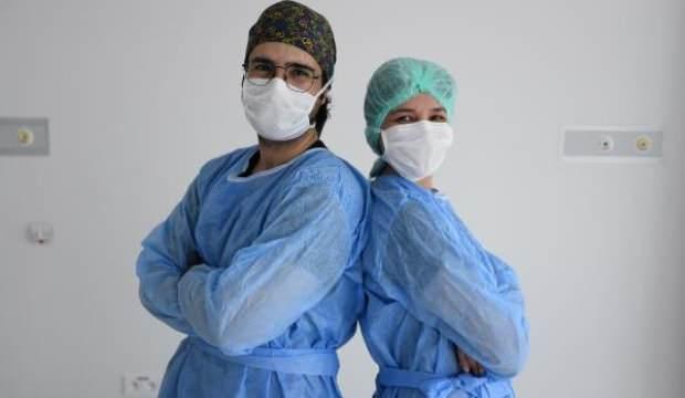 Hemşire çiftten koronavirüs servisindeki doktorlara moral konseri