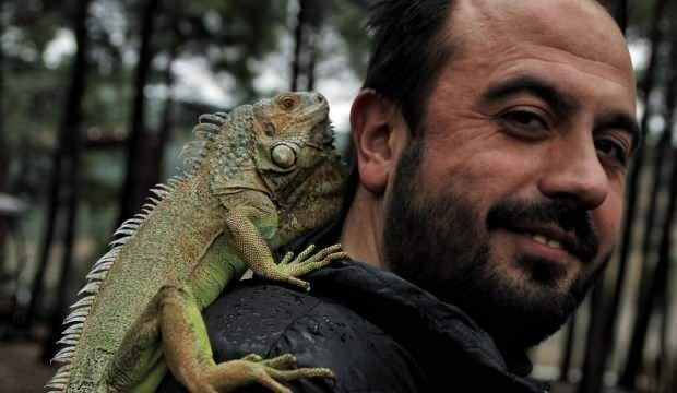 Yanından hiç ayırmadığı iguana, en yakın arkadaşı oldu
