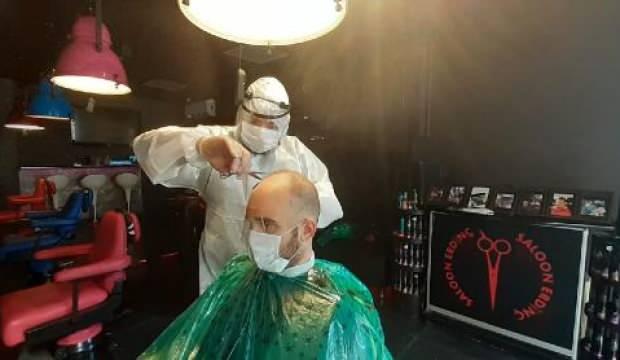 Beyoğlu'nda berber tulum giyip siperlik takarak ilk müşterisini aldı