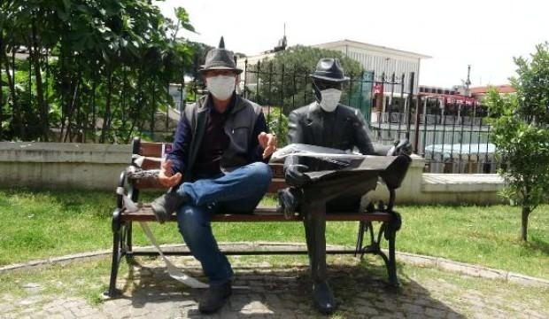 Aydın'da kendi heykeline maske taktı
