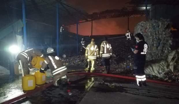 Geri dönüşüm merkezinde yangın: Çok sayıda itfaiye ekibi bölgede