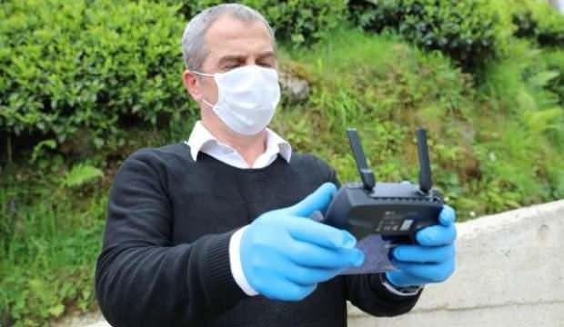 Köy muhtarı maskeleri drone ile dağıtıyor
