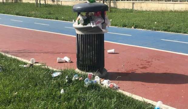 Küçükçekmece'de tepki çeken görüntü! Park çöple doldu taştı