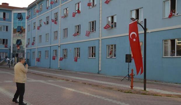 Müftü yardımcısı, karantina yurdunda kalanlara konser verdi