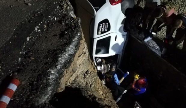 Otomobil menfez çukuruna düştü, baba ve oğlu öldü
