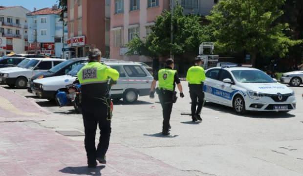 Sokağa çıkma yasağına uymayan 2 kardeş, motosikletle 2 polise çarptı