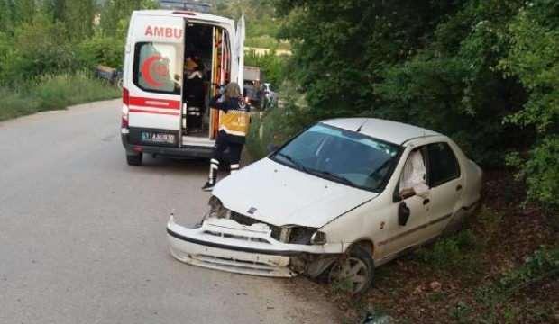 15 dakika arayla iki kez şarampole devrilen otomobil sürücüsü öldü