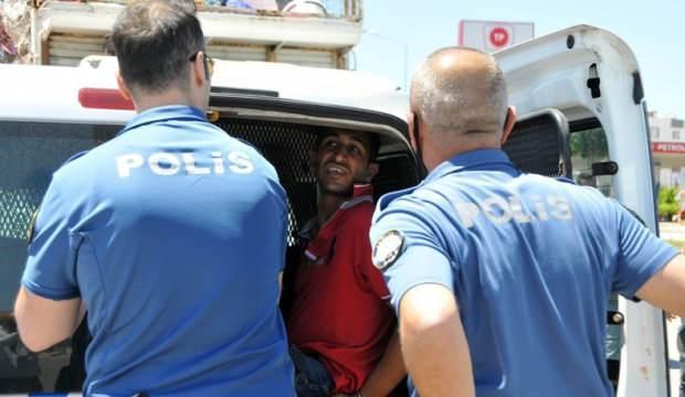 5 kilometre kaçtı, 2 polis aracına çarpıp yakalandı