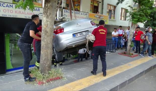 Hızla sokağa girmek isteyince mağazaya uçtu, aracını bırakıp kaçtı