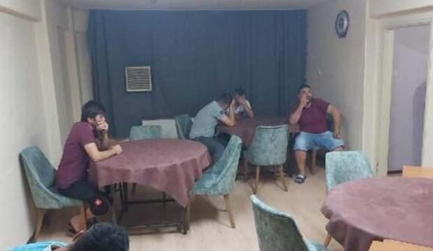 Kumar baskınında perdenin arkasında yakayı ele verdi