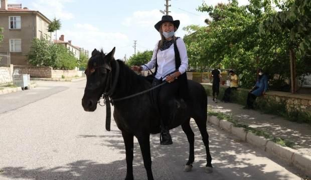 Niğde'de şaşırtan görüntü! 'Kovboy Muhtar' mahalleyi atıyla geziyor