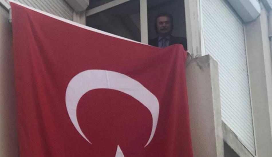 orhan_gencebay_evinin_penceresinden_istiklal_marsini_okudu_1589961442_6973.jpg