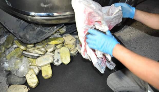 Polise çarpıp kaçtı, araçtan 34 kg esrar çıktı