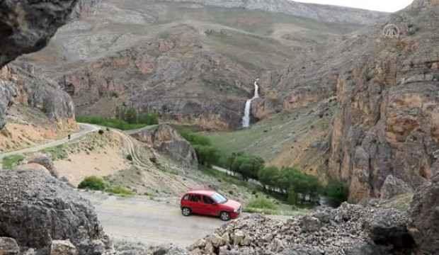 Santralden tahliye edilen su yapay şelale oluşturdu