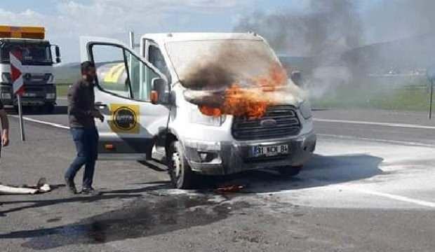 Seyir halindeki kamyonetin motoru tutuştu