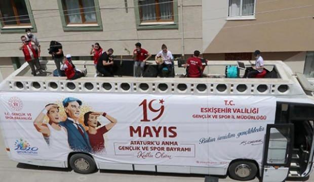 Ülkelerine dönemeyen yabancı öğrencilere 19 Mayıs süprizi