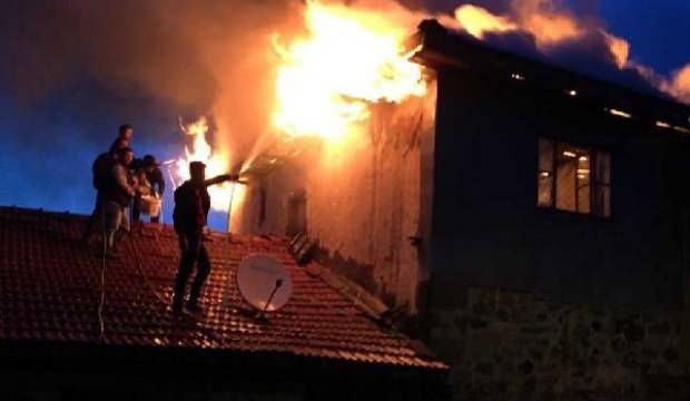 Ankara'da 3 katlı ahşap ev yandı