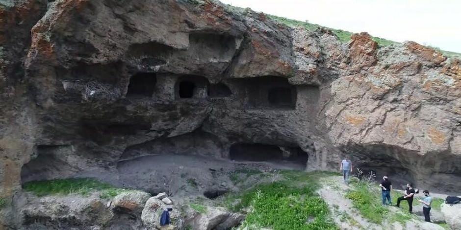 Erzurum'daki kaya mezarlarının altından bir şehir çıkabilir