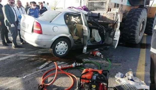 İş makinesine çarpan otomobilin sürücüsü öldü