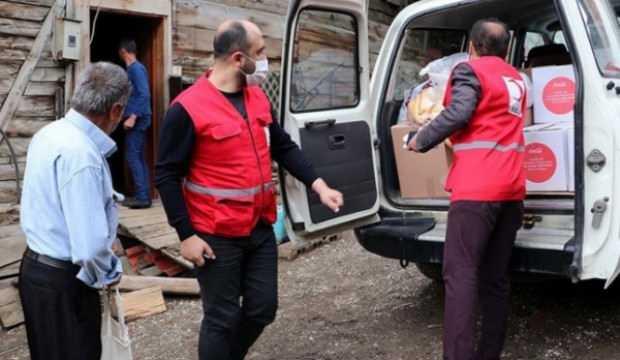 Türk Kızılay gönüllüleri köy köy dolaşıp gıda kolisi dağıtıyor