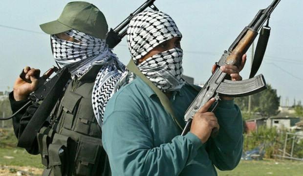 Ülke şokta! 100 kişilik grup silahla saldırdı, çok sayıda ölü var