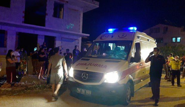 Evini ateşe verip, kendini içeriye kilitledi
