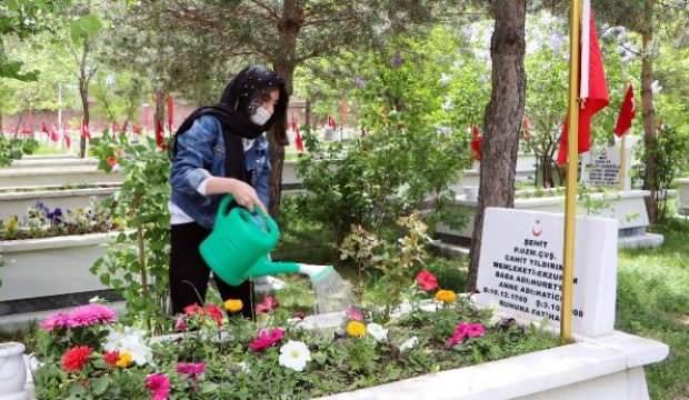 Her izin g&uuml;n&uuml;nde şehit babasının kabrine gidiyor