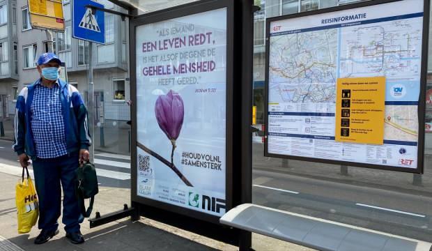 Hollanda'da Kovid-19 mücadelesi veren halka ayetli destek