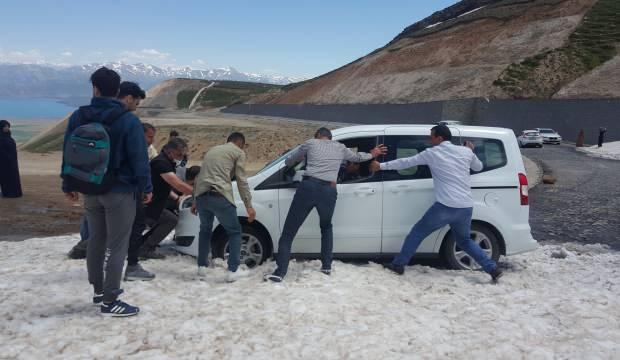 Tatilcilere kar şoku! Onlarca araç mahsur kaldı