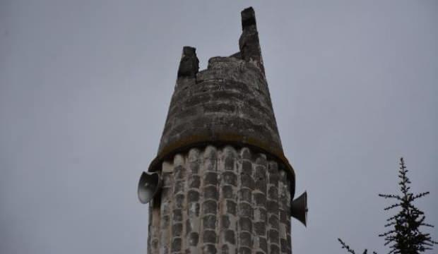 Camiye düşen yıldırım minareyi yıktı