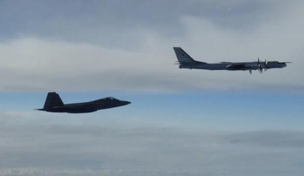 F-22'ler 4 adet nükleer bombardıman uçağının önünü kesti