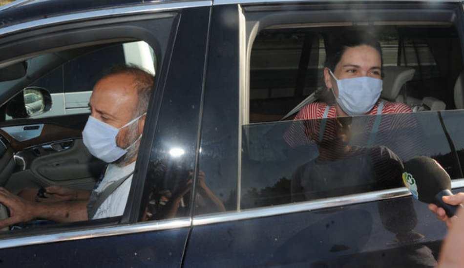 berguzar_korel_ve_zeynep_korel_kardeslerin_arasinda_sular_durulmuyor_1592565932_2937.jpg