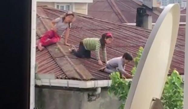 Binanın çatısında dut toplayan çocuklar yürekleri ağızlara getirdi