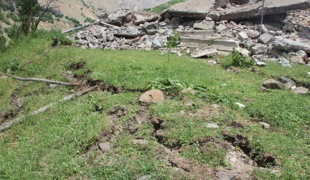 Bingöl’de deprem sonrası oluşan yarıklar dikkat çekti