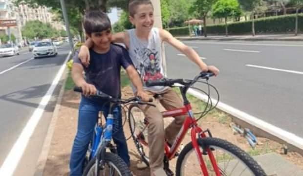 Bisiklet almak için su satan çocukların hayalini gerçekleştirdiler