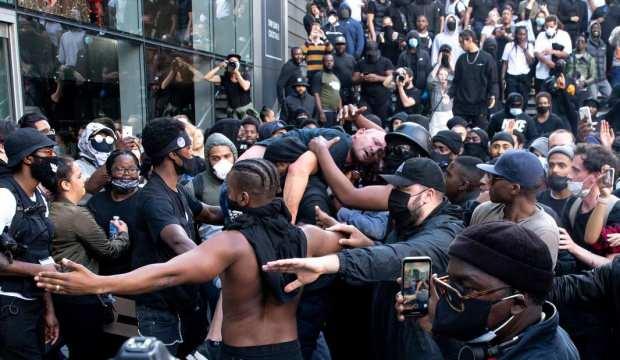 Darp edilen aşırı ırkçıyı kurtaran siyahi protestocu, İngiltere ...