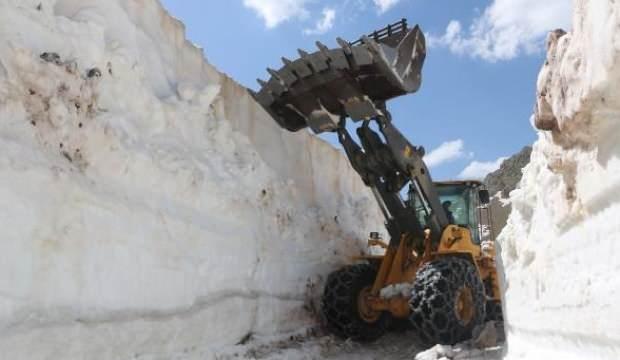 Kar kalınlığı 7 metre! Haziran'da karla mücadele