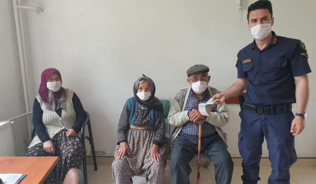 Para ve kömür yardımı bahanesiyle yaşlı çiftin 29 bin lirasını çaldılar